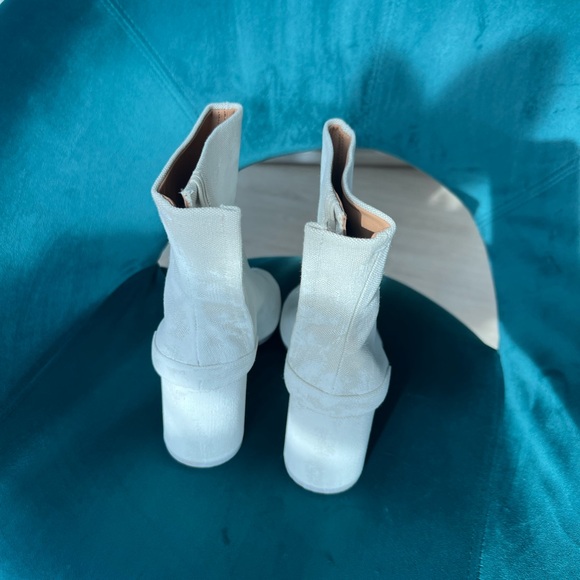 Maison Margiela Tabi Boots - Women’s White Ankle Boots size 38(EU) 8(US) - Picture 7 of 14